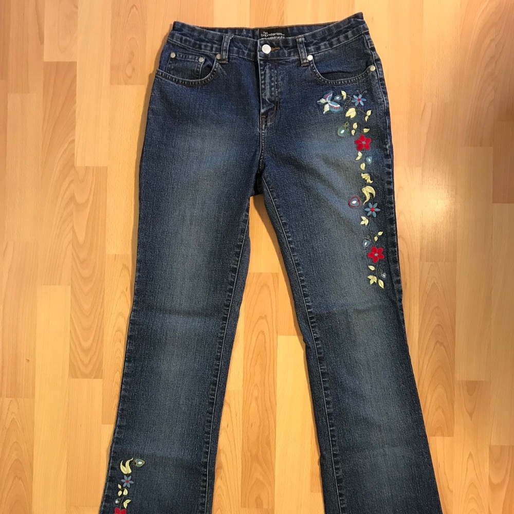 NWOT NO BOUNDARIES embroidered stretch jeans